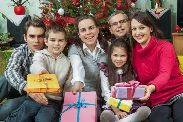 Porträt einer glücklichen Mehrgenerationenfamilie mit Weihnachtsgeschenken — Stockfoto