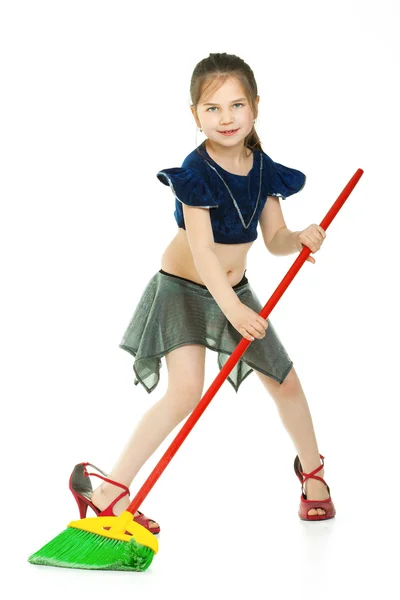 Schattig klein meisje zingen tijdens het reinigen — Stockfoto