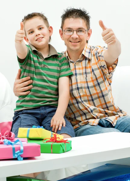 Glücklich jubelnde Familie im weißen Zimmer mit Geschenken — Stockfoto