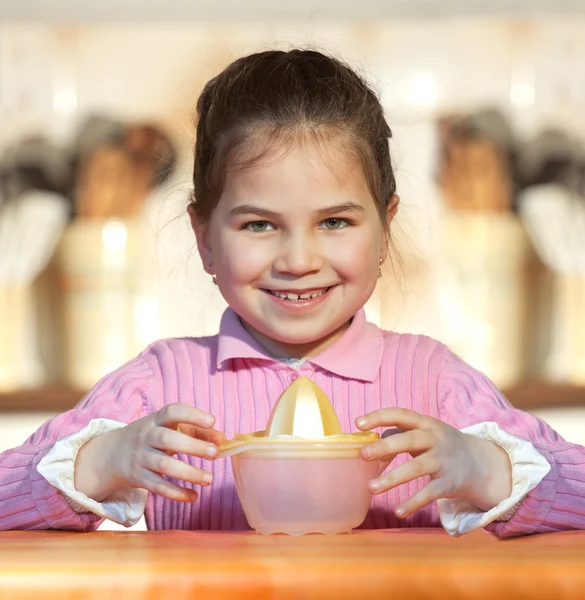 Vrouw en dochter maken vers vruchtensap — Stockfoto