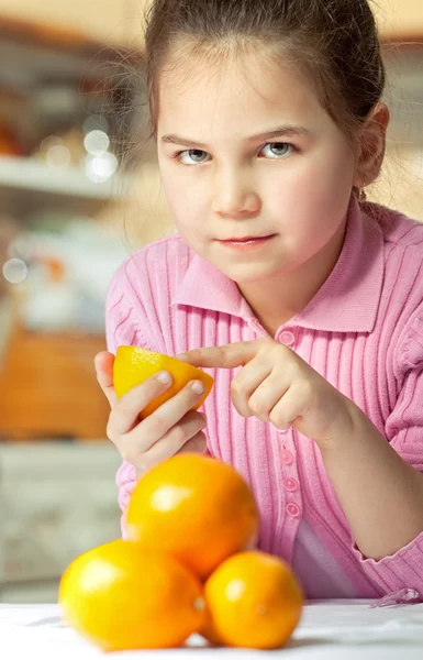 Woman and daughter making fresh fruit juice — Stock Photo, Image