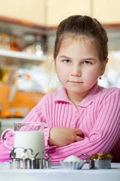 Bambina che beve latte per colazione — Foto Stock