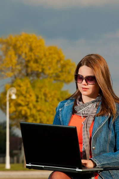 Bella ragazza all'aperto con computer portatile — Foto Stock