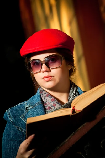 Joven mujer de pie en verano, libro de lectura del parque verde —  Fotos de Stock