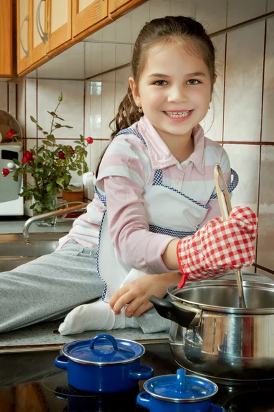 Kislány segíteni neki anyja a konyhában — Stock Fotó