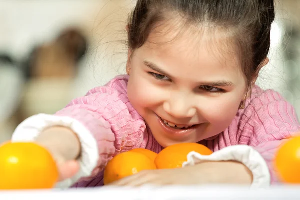 Donna e figlia che fanno succo di frutta fresco — Foto Stock