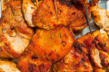 Fırında tavuk eti ızgara üzerinde sopa