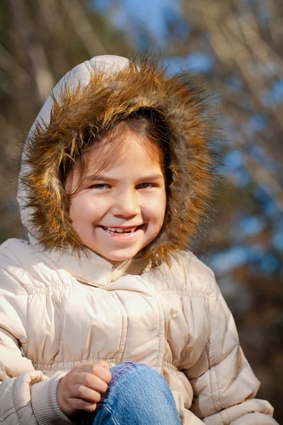 Felice bambina che gioca con il grande cane nella foresta in autunno — Foto Stock