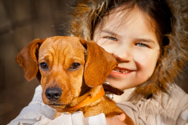 Sonbaharda büyük köpek ormandaki oynamaktan mutlu küçük kız — Stok fotoğraf