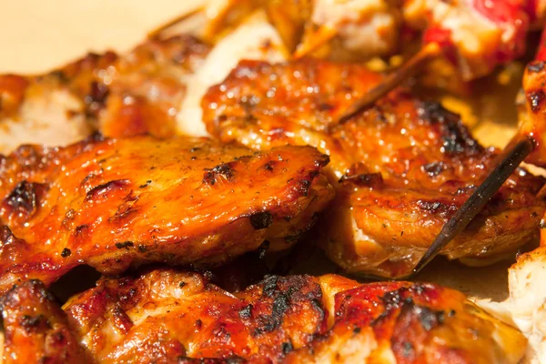 Geroosterd kippenvlees stokken op barbecue — Stockfoto