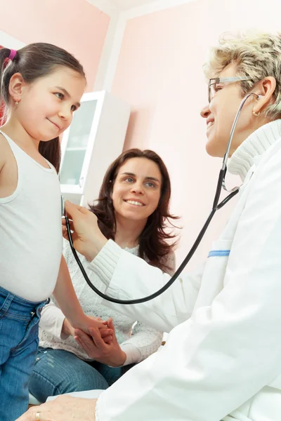 Doctor examining a child in a hospital — Stock Photo, Image