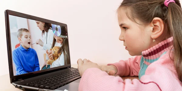 Läkaren undersöker ett barn på sjukhus — Stockfoto