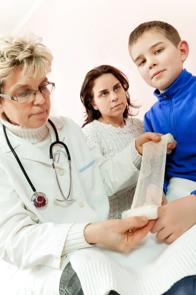 Médico examinando a un niño en un hospital — Foto de Stock