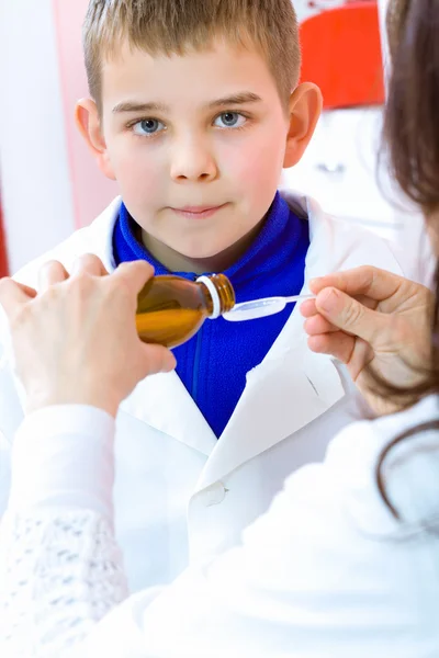 Liten pojke dricka sockerlag medicin vätska — Stockfoto