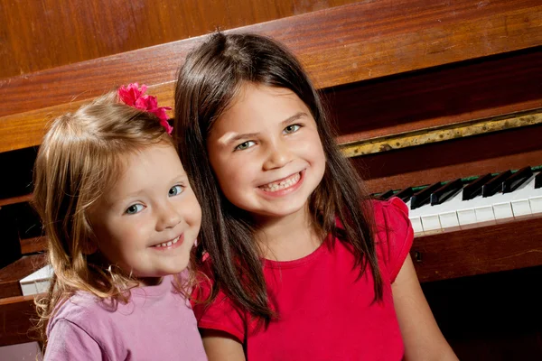 Little girl playing on piano — Stock Photo, Image