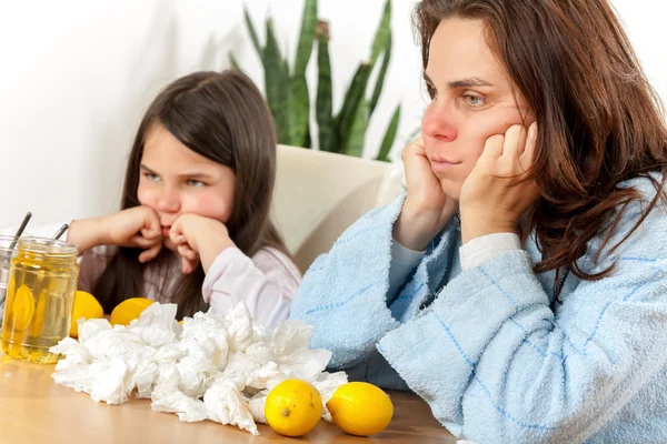 Mãe e filha com resfriado ou gripe — Fotografia de Stock