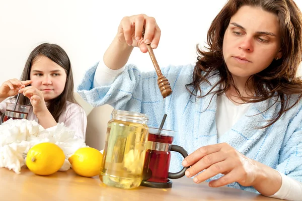 Moeder en dochter met verkoudheid of griep — Stockfoto