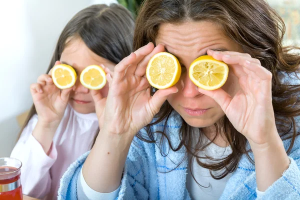 Moeder en dochter met verkoudheid of griep — Stockfoto