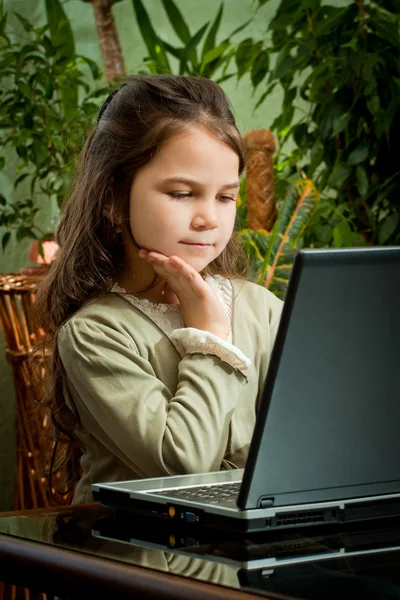 Linda niña aprendiendo en su computadora portátil — Foto de Stock