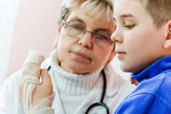 Arts behandeling van een kind in een ziekenhuis — Stockfoto