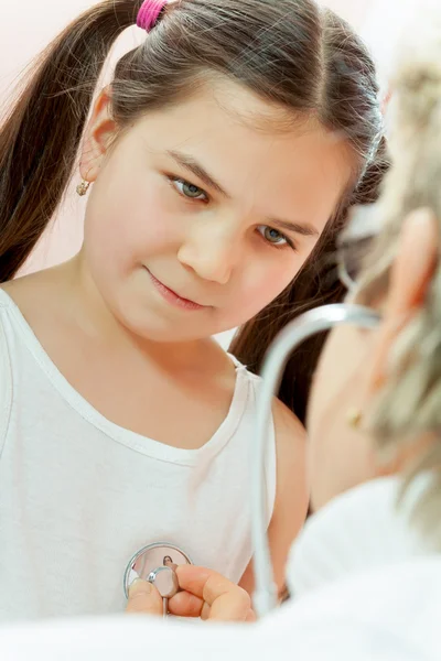 Doctor examining a child in a hospital — Stock Photo, Image