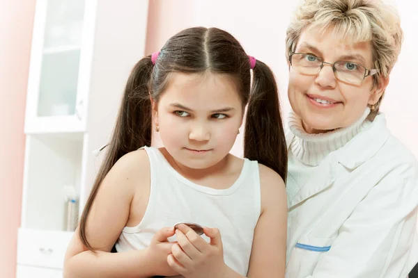 Arts behandeling van een kind in een ziekenhuis — Stockfoto