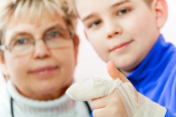 Medico che esamina un bambino in ospedale — Foto Stock