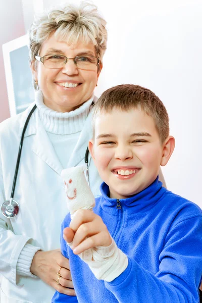 Médico examinando a un niño en un hospital — Foto de Stock