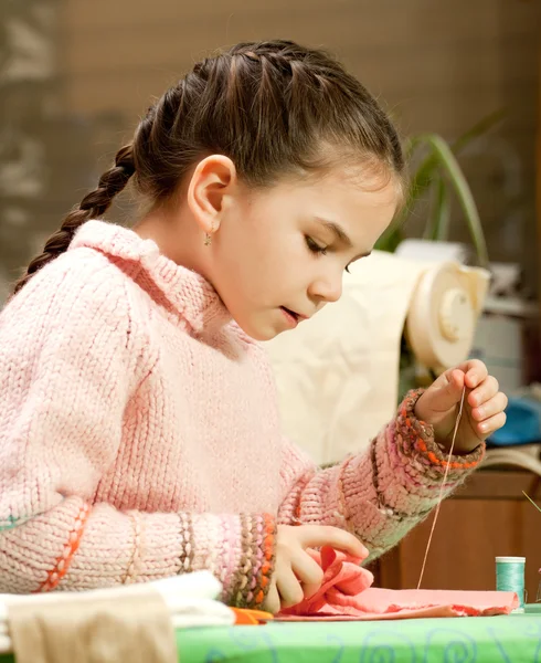 Little girl and mother sewing — Stock Photo, Image