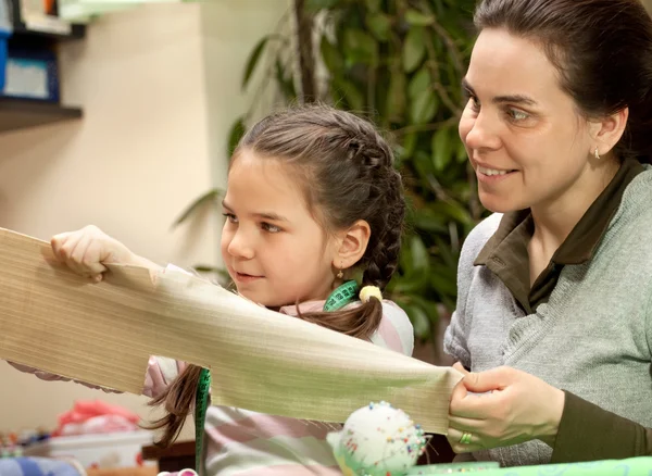 Little girl and mother sewing — Stock Photo, Image