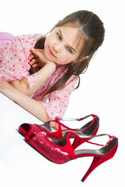 A magas sarkú cipő kislány portréja — Stock Fotó
