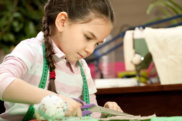 Little girl and mother sewing — Stock Photo, Image