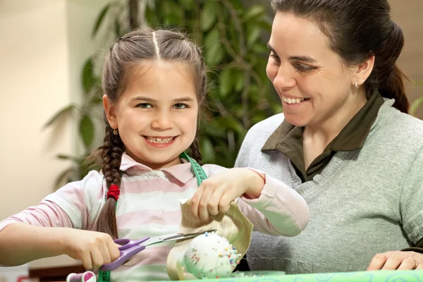 Niña y madre cosiendo —  Fotos de Stock