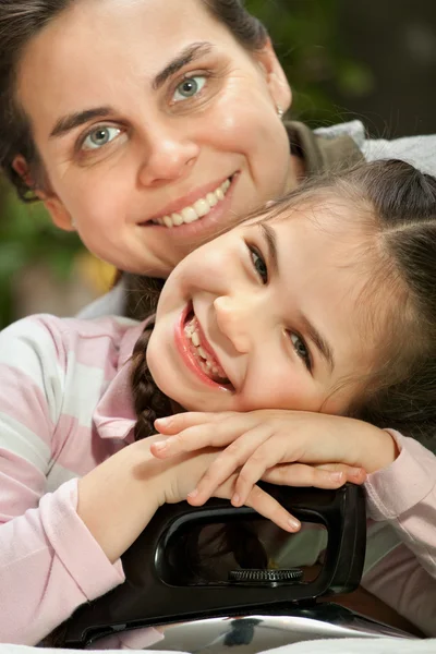 Mère repassage avec petite fille — Photo