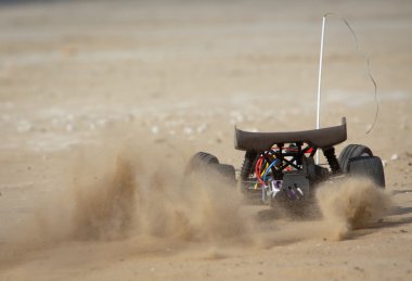 kum üzerine çalışan uzaktan kumanda araba