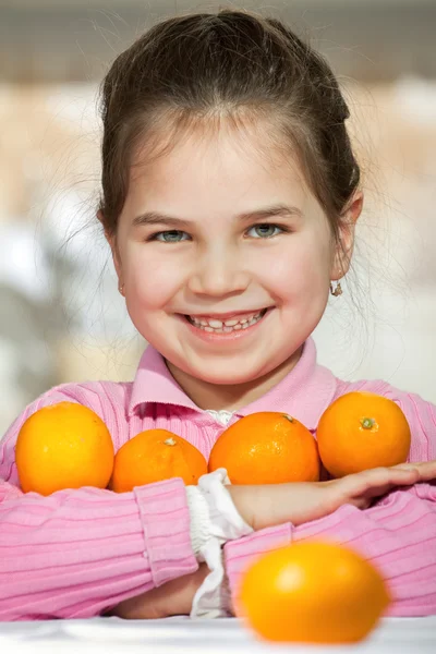 Kvinne og datter som lager frisk fruktjuice – stockfoto