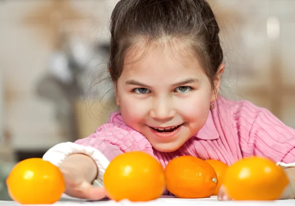 Vrouw en dochter maken vers vruchtensap — Stockfoto