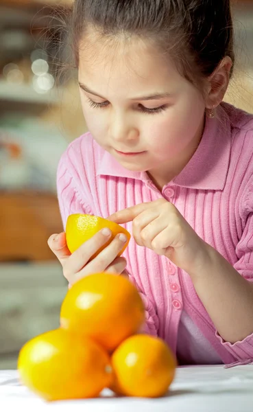 Vrouw en dochter maken vers vruchtensap — Stockfoto