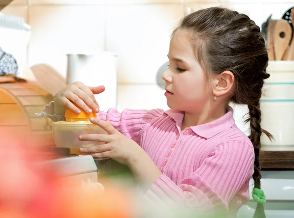 Niña haciendo jugo de fruta fresca — Stockfoto