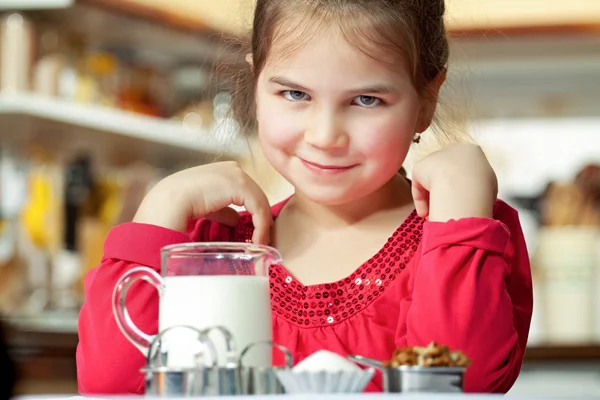 早餐吃牛奶的小女孩 — 图库照片