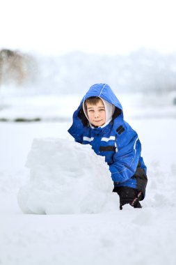 Mutlu aile kışın tadını