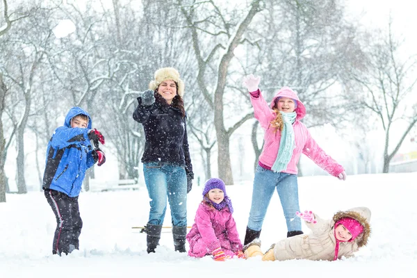 Lycklig familj njuter i vinter — Stockfoto