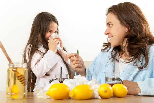 Madre e figlia con raffreddore o influenza — Foto Stock