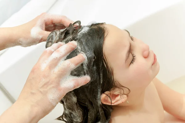 Enfants dans la baignoire — Photo