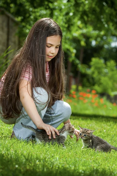 Šťastná holčička s malá kočka — Stock fotografie