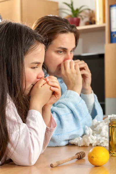 Madre e figlia con raffreddore o influenza — Foto Stock