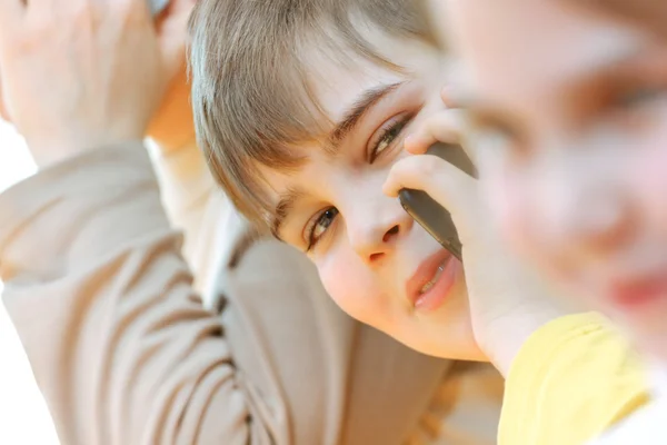 Mutter und Kinder mit Smartphones — Stockfoto