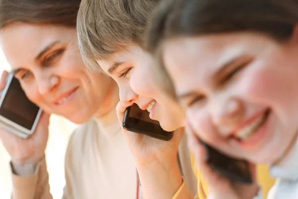 Mom and children with smartphones — Stock Photo, Image