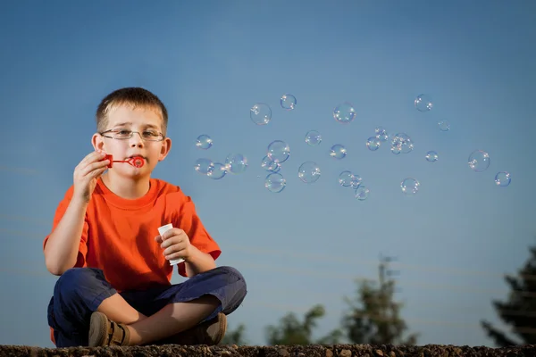 Junge mit Seifenblasen — Stockfoto