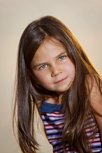 Niña posando en la cámara — Foto de Stock